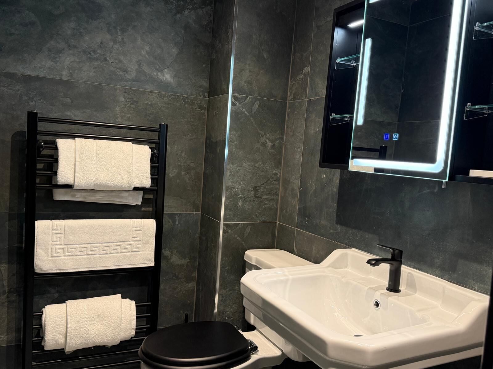 Deluxe Double Room, Private Bathroom | Bathroom | Free toiletries, hair dryer, towels, soap