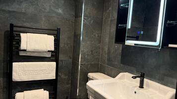 Deluxe Double Room, Private Bathroom | Bathroom | Free toiletries, hair dryer, towels, soap