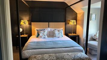 Suite, baño privado | 1 habitación, caja de seguridad en la habitación y escritorio