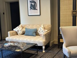 Suite, baño privado (2) | Caja fuerte, escritorio, espacio para trabajar con un portátil