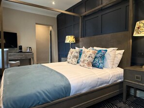 Chambre Deluxe double, salle de bain privée | Coffre-fort pour ordinateur portable, bureau