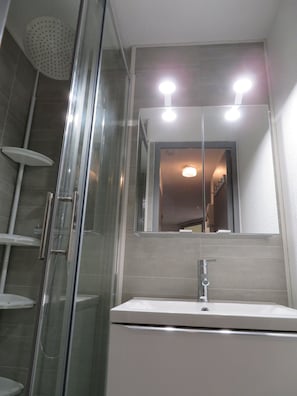 Sèche-cheveux, serviettes fournies, papier toilette