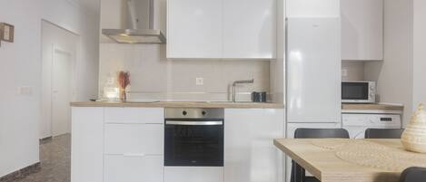 Réfrigérateur, micro-ondes, four, cafetière/bouilloire