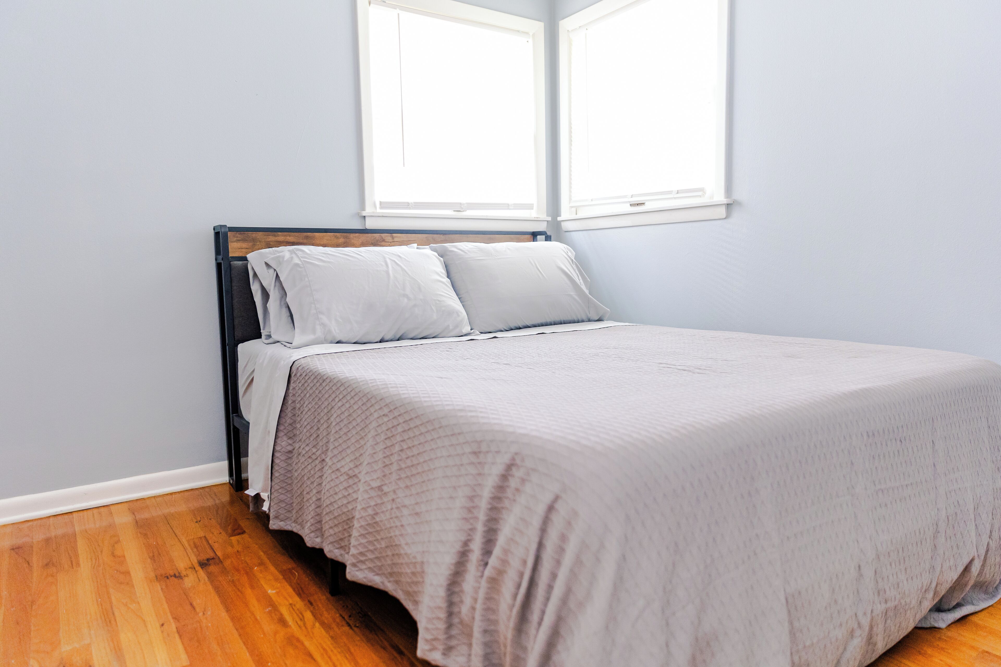 2 bedrooms, desk, iron/ironing board, WiFi