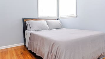2 bedrooms, desk, iron/ironing board, WiFi