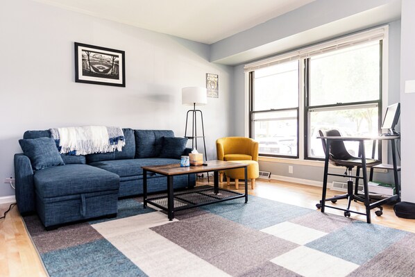 Smart TV, computer monitors - Charming 2-bedroom house with everything you need in the heart of West Allis (West Allis)