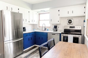 Fridge, microwave, oven, stovetop - Charming 2-bedroom house with everything you need in the heart of West Allis (West Allis)