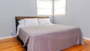 2 slaapkamers, een bureau, een strijkplank/strijkijzer, wifi