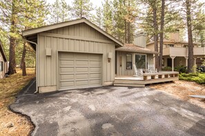 Exterior - NEW Luxury 3BR Sunriver Home - Fast Wifi, Hot Tub, SHARC - Pets & Kids Welcome! (Sunriver)