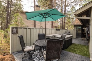 Outdoor dining - NEW Luxury 3BR Sunriver Home - Fast Wifi, Hot Tub, SHARC - Pets & Kids Welcome! (Sunriver)