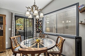Dining - NEW Luxury 3BR Sunriver Home - Fast Wifi, Hot Tub, SHARC - Pets & Kids Welcome! (Sunriver)