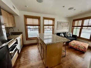 冷蔵庫、電子レンジ、オーブン、コンロ