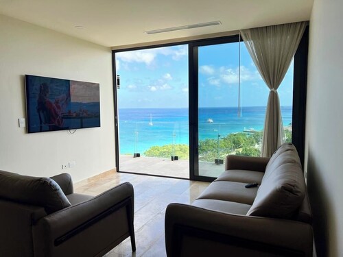 D'Maria: Modern oceanfront apartment, 6th floor and rooftop pool