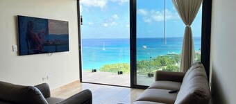 D'Maria: Modern oceanfront apartment, 6th floor and rooftop pool