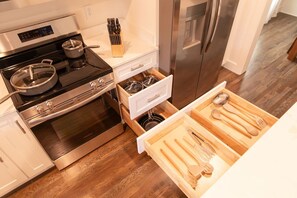 Frigorifero, microonde, forno, piano cottura