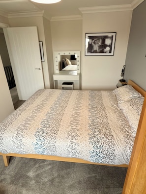 3 bedrooms, desk, iron/ironing board, travel cot