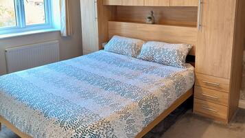3 bedrooms, desk, iron/ironing board, travel crib