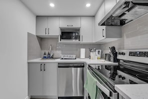 Refrigerador, microondas, horno y parrilla de estufa 