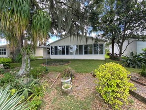Exterior - Lake house; Polo Ridge w/Golf cart, WiFi, AC and a sun room overlooking the lake (The Villages)