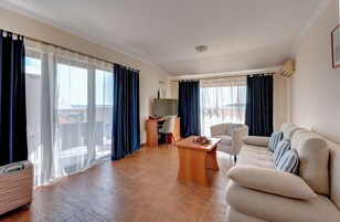 Apartamento familiar, vistas al mar | Zona de estar | Una televisión