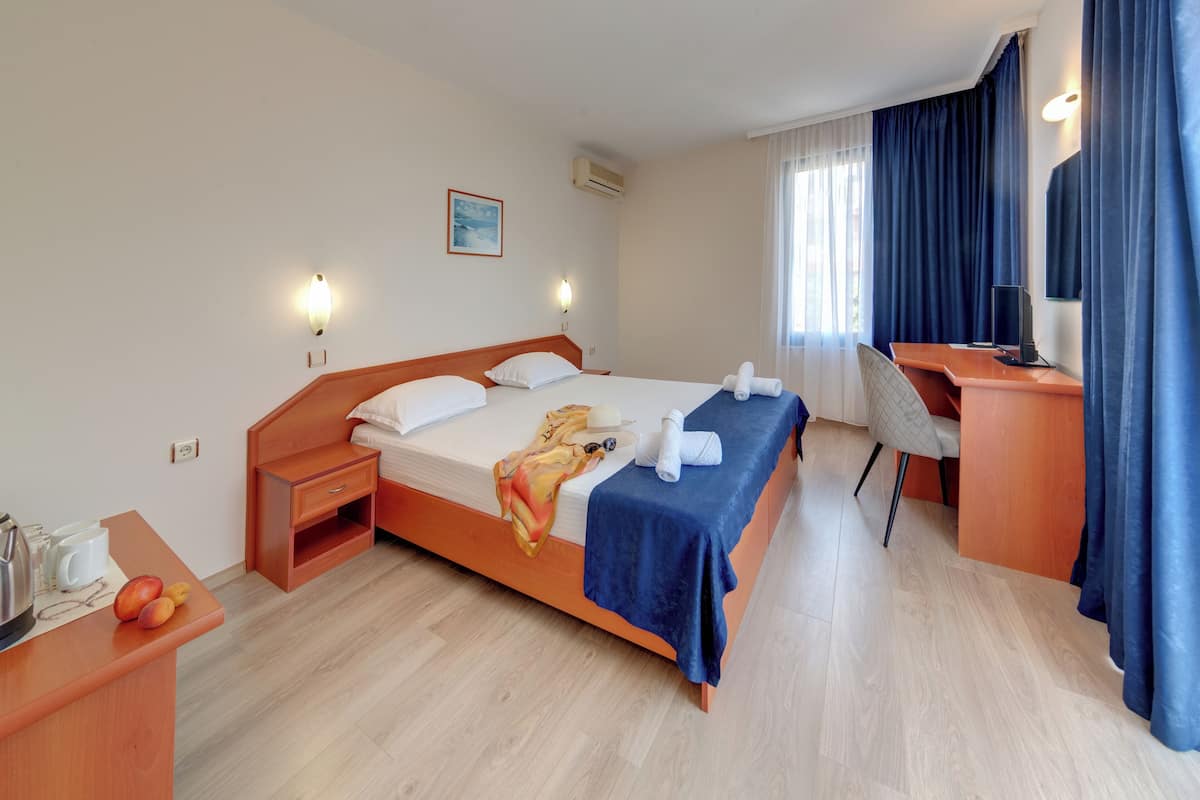 Quarto casal conforto, sacada, vista parcial para o mar | 1 quarto, cofres nos quartos, espaço de trabalho para notebook