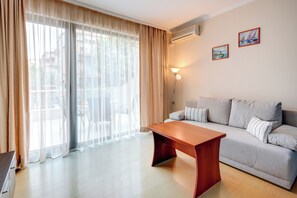 Apartamento familiar, cocina básica, vistas al parque | Zona de estar | Una televisión