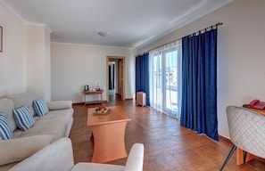 Apartamento família, vista para o mar | 1 quarto, cofres nos quartos, espaço de trabalho para notebook