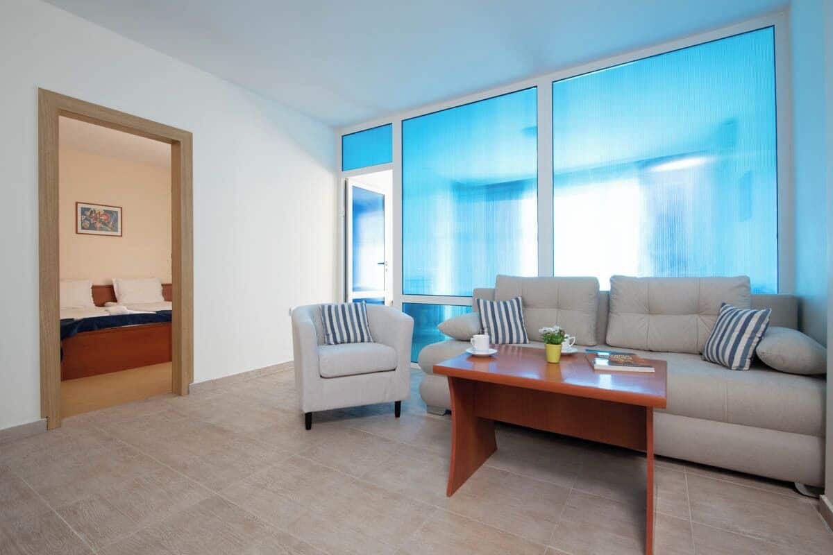 Family Apartment, Balcony, Park View | Peti besi dalam bilik, meja, ruang kerja komputer riba 