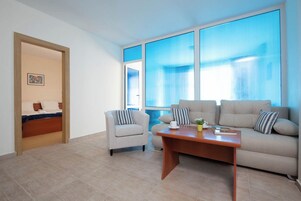 Apartamento familiar, balcón, vistas al parque | Caja fuerte, decoración individual, mobiliario individual y escritorio