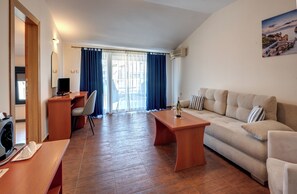 Family Apart Daire, Park Manzaralı | Oturma alanı | Televizyon 