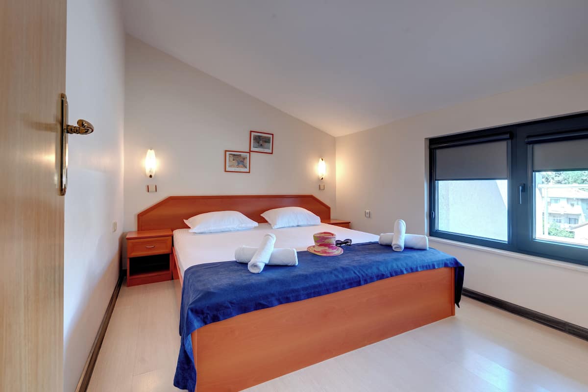 Junior Apartment, Park View | Peti besi dalam bilik, meja, ruang kerja komputer riba 