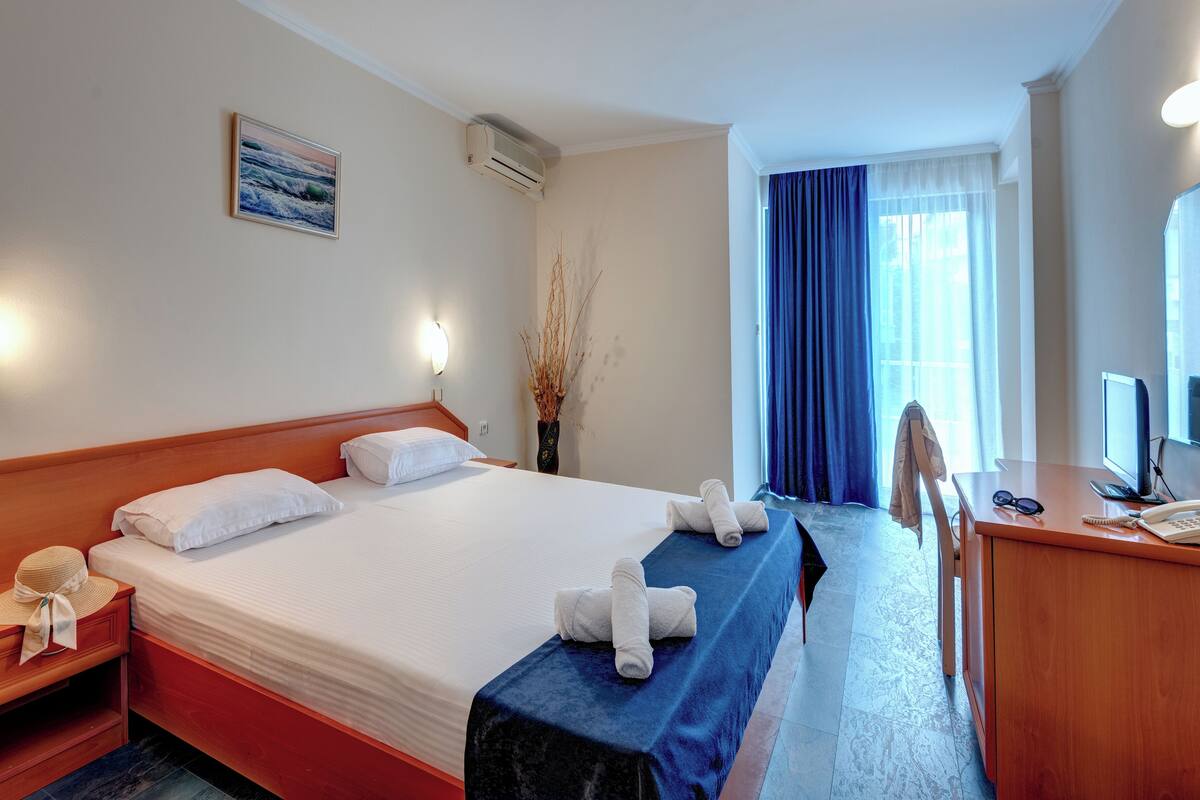 Family Apartment, Kitchenette, Park View | Peti besi dalam bilik, meja, ruang kerja komputer riba 