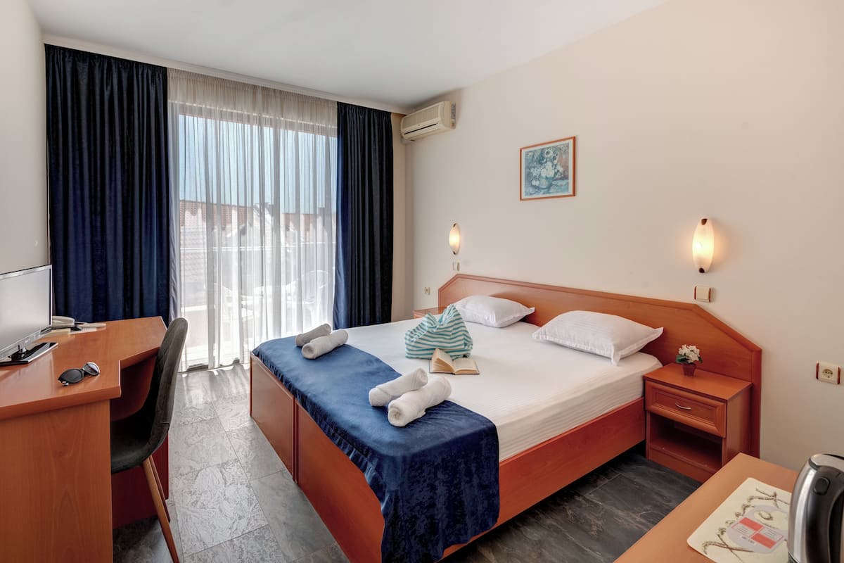 Standard Double Room | Peti besi dalam bilik, meja, ruang kerja komputer riba 