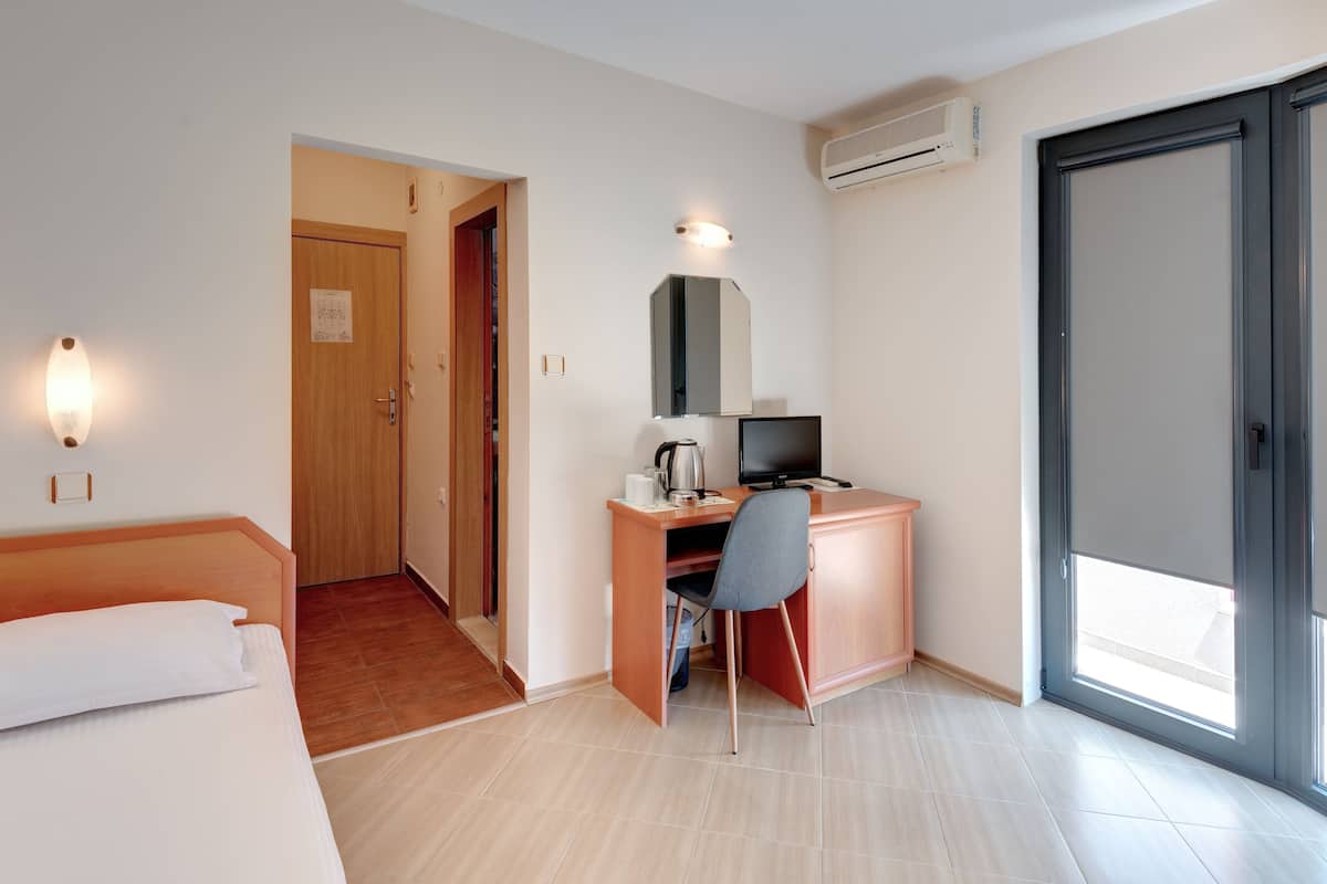Classic Double or Twin Room | Peti besi dalam bilik, meja, ruang kerja komputer riba 