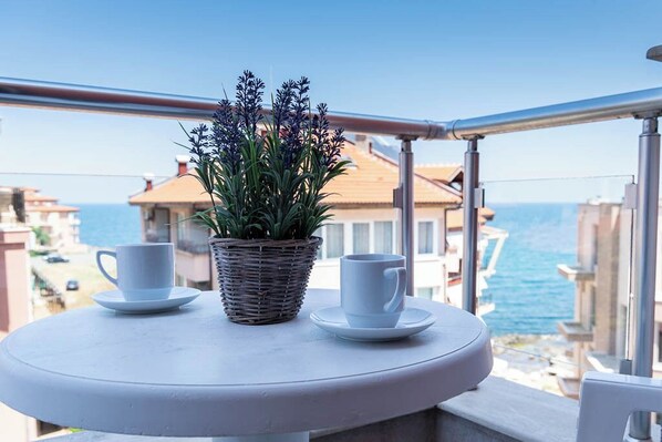 Chambre Double Confort, balcon, vue partielle sur la mer | Vue depuis le balcon