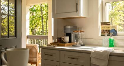 Mountain Breeze Cottage (Short walk to Waterfall!)
