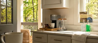 Mountain Breeze Cottage (Short walk to Waterfall!)