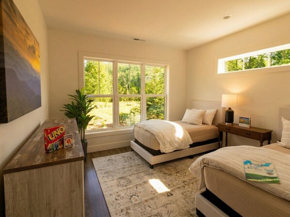 2 bedrooms, desk, iron/ironing board, WiFi
