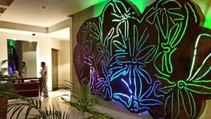 A lobby with a large floral wall art installation. - EXTRAORDINARY LOFT in Cordoba 22C (Córdoba)
