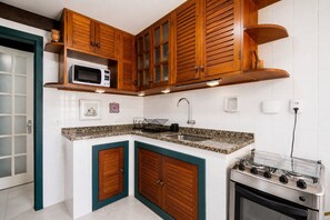 Deluxe House, 4 Bedrooms, Private Pool | Private kitchen | Fridge, microwave, oven, stovetop - Bz39 Casa 150m da praia piscina priv (Buzios)