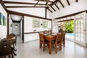 Deluxe-Haus, 4 Schlafzimmer, eigener Pool | Speisen