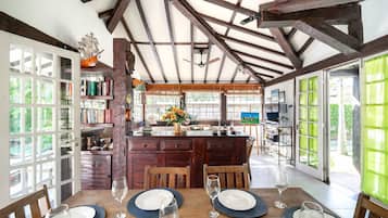 Casa luxo, 4 quartos, piscina particular | Opções para refeição