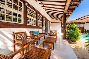 Casa Deluxe, 4 habitaciones, piscina privada | Restaurante al aire libre