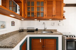 Deluxe House, 4 Bedrooms, Private Pool | Private kitchen | Fridge, microwave, oven, stovetop