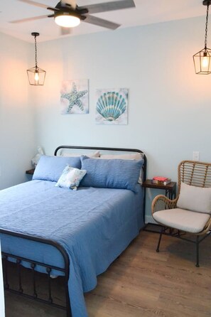 2 bedrooms, iron/ironing board, travel crib, free WiFi - 2BR Cozy Cottage|Private Dock (Davis)
