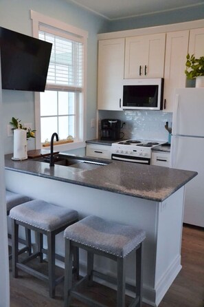 Fridge, oven, dishwasher, coffee/tea maker - 2BR Cozy Cottage|Private Dock (Davis)