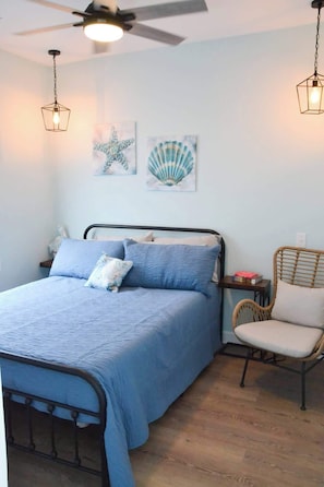 2 bedrooms, iron/ironing board, travel crib, free WiFi - 2BR Cozy Cottage Private Dock (Davis)