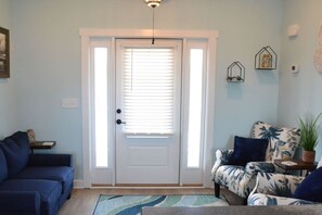 TV, books - 2BR Cozy Cottage|Private Dock (Davis)