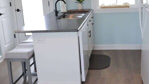 コーヒー / ティーメーカー、冷蔵庫、オーブン、食器洗い機