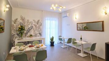 Free daily buffet breakfast